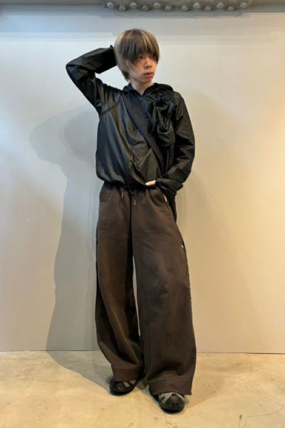 JIAN YE(ジェンイェ)；OL(オーエル)