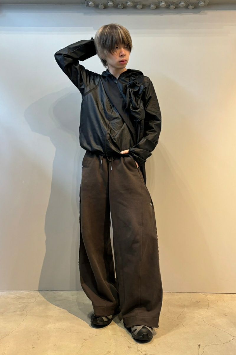 JIAN YE(ジェンイェ)；OL(オーエル)