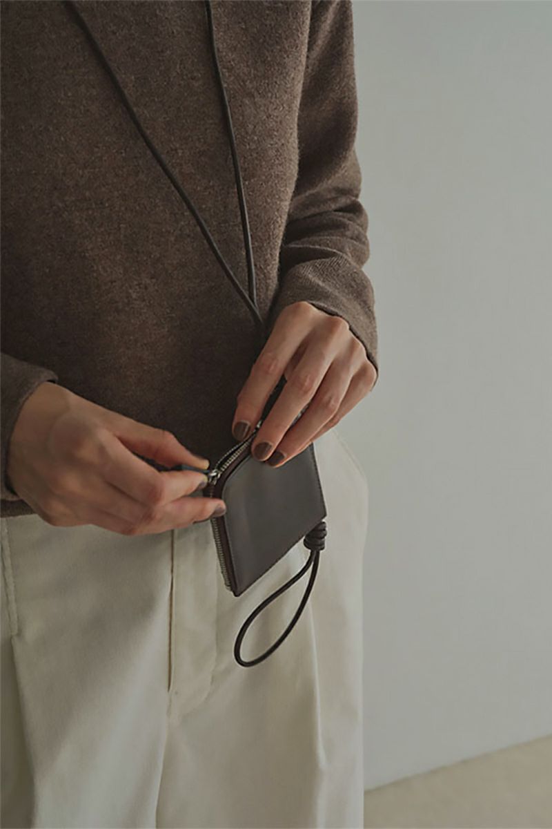 ETRE TOKYO(エトレトウキョウ) レザーコードカラビナスクエアパース 1225679111