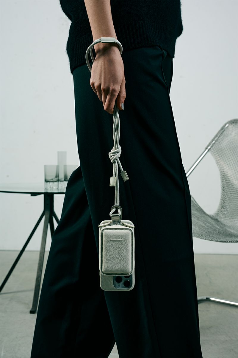 objcts.io(オブジェクツアイオー) iPhoneアクセサリー デタッチャブルストラップ付レザーマイクロバッグ