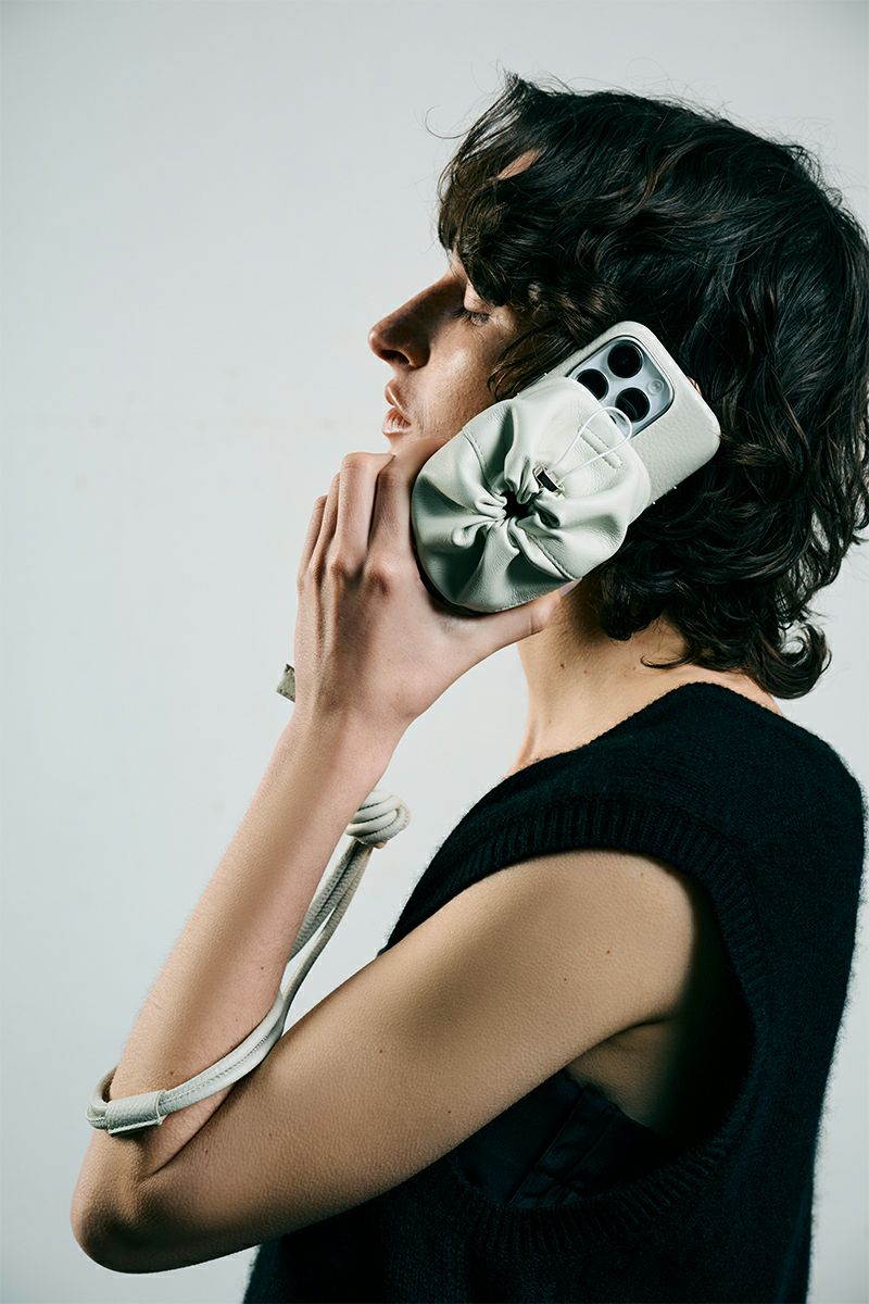 objcts.io(オブジェクツアイオー) iPhoneアクセサリー デタッチャブルストラップ付レザーパース