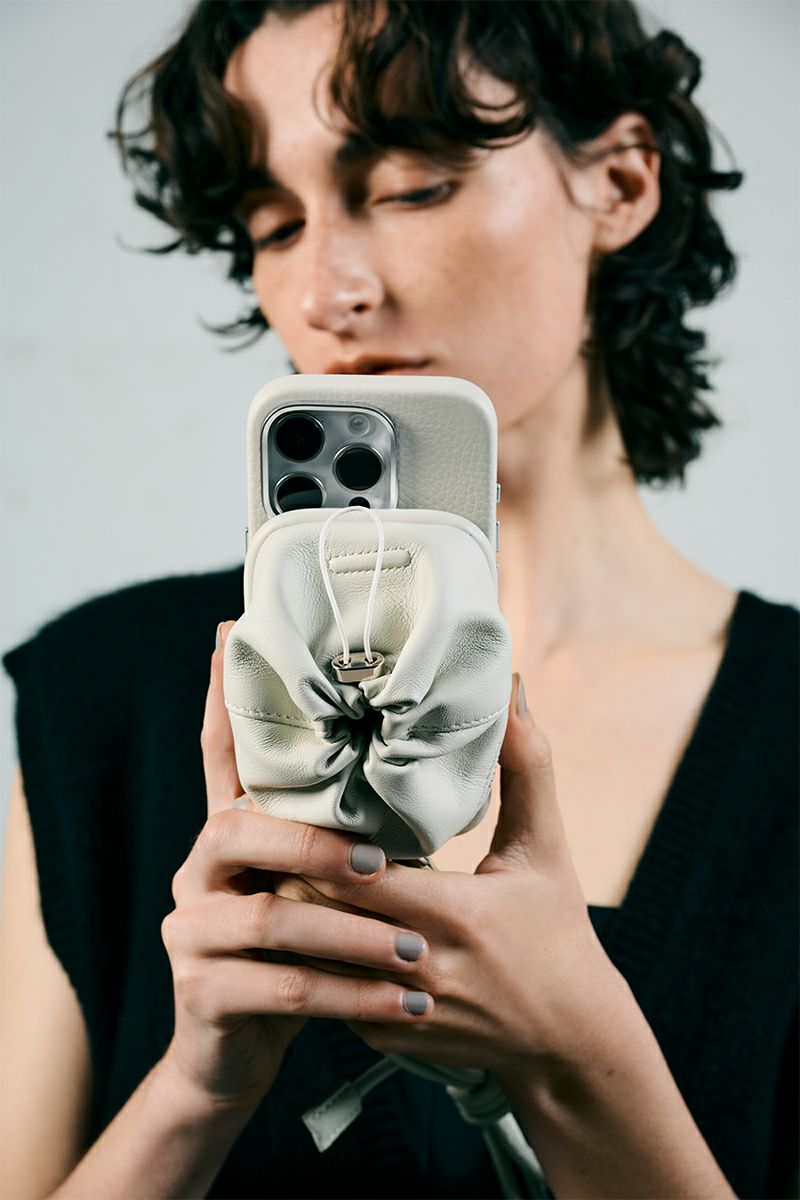 objcts.io(オブジェクツアイオー) iPhoneアクセサリー デタッチャブルストラップ付レザーパース