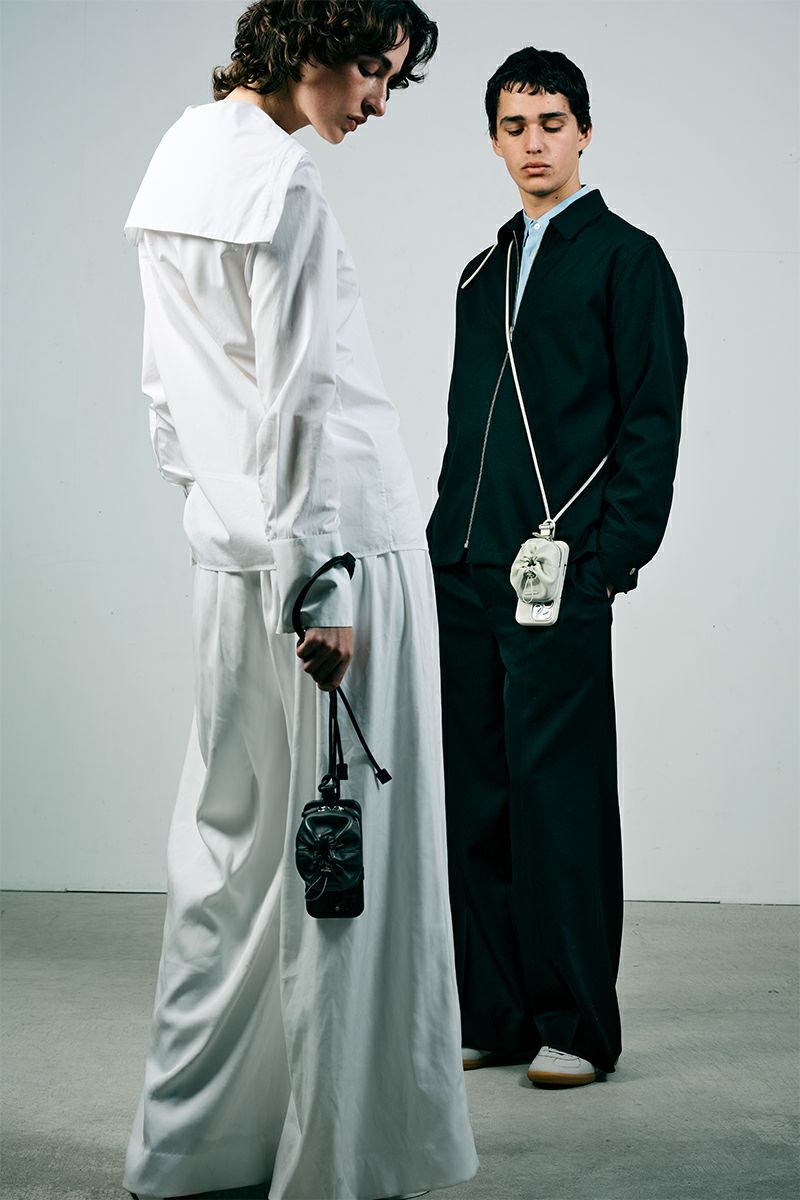 objcts.io(オブジェクツアイオー) iPhoneアクセサリー デタッチャブルストラップ付レザーパース